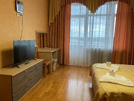 Трехместный двухкомнатный номер полулюкс