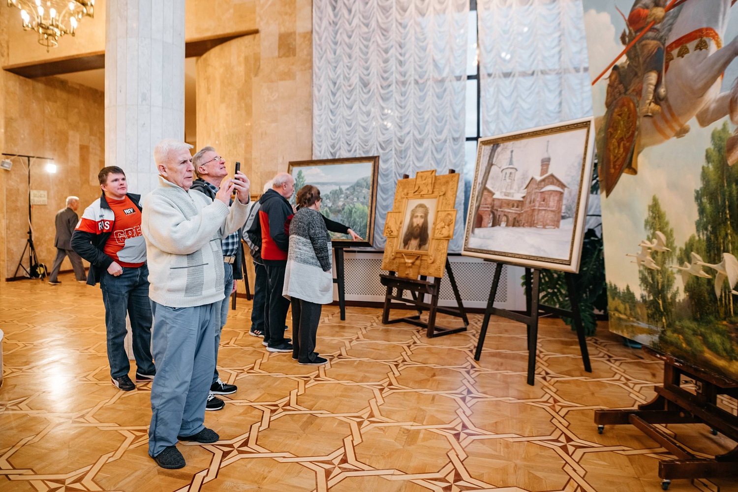 Торжественная церемония открытия выставки Народного художника РФ - Виктора Шилова